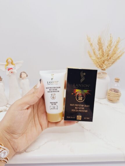 ضد آفتاب فلوئید بی رنگ لانسون مناسب برای پوست مختلط و چرب با SPF50 محافظت در برابر آفتاب بالا کد 0042